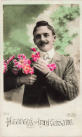 FETES ET VOEUX - Anniversaire - Un Homme Tenant Un Bouquet De Fleurs - Colorisé - Carte Postale Ancienne - Cumpleaños