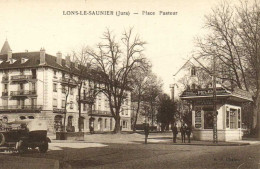 LONS LE SAUNIER Place Pasteur  Animée Belle Voitures D' Epoque Kiosque  RV - Lons Le Saunier