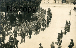 CARTE PHOTO FRANCAISE  DRAGONS ESCORTANT DES PRISONNIERS ALLEMANDS A GERARDMER PRES DE LA BRESSE VOSGES GUERRE 1914 1918 - Guerre 1914-18