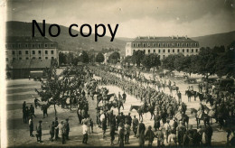 CARTE PHOTO FRANCAISE  DRAGONS ESCORTANT DES PRISONNIERS ALLEMANDS A GERARDMER PRES DE LA BRESSE VOSGES GUERRE 1914 1918 - Guerra 1914-18