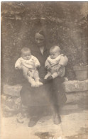 Carte Photo D'une Femme Avec Ces Deux Petit Bébé Posant Dans Sont Jardin - Personnes Anonymes