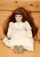 Poupée En Porcelaine Et Tissu, Chevelure Brune - Dolls