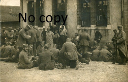 CARTE PHOTO FRANCAISE - PRISONNIERS DANS LA CASERNE DU 152e RI A GERARDMER PRES DE LA BRESSE VOSGES GUERRE 1914 1918 - Guerra 1914-18