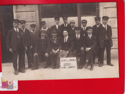 Rare Carte Photo  Agence Des Journaux GENEVE Suisse Service Vendeurs équipe Hommes Casquettes Signée 1932 Tensi Italie - Altri & Non Classificati