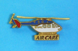 1 PIN'S //   **  AIR CARE / HÉLICOPTÈRE / EUROCOPTER EC135 ** - Aerei