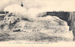 76 - SEINE MARITIME - LE TREPORT  - LA JETÉE UN JOUR DE TEMPÊTE [ PHARE ] (631)_CP255 - Le Treport