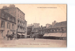 SAINT BRIEUC - Place Duguesclin - Le Grand Bazar - état - Saint-Brieuc