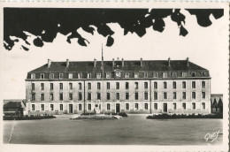 56.n° 25236. Vannes . Caserne Delestraint . Carte Postale Photo. Cpsm . - Vannes