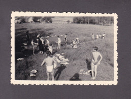 Photo Originale Vintage Snapshot Scoutisme Grand Lavage Du Samedi Au Ruisseau Scout Louveteaux  (52974) - Other & Unclassified