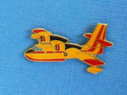 1 PIN'S //  ** AVION BOMBARDIER D'EAU / CANADAIR / 2 TURBOPROPULSEURS / PW123AF ** - Aerei