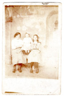 Carte Photo De Deux Jeune Fille élégante Avec Une Petite Fille Posant En 1913 - Anonymous Persons