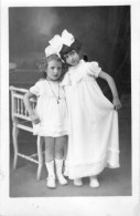 Carte Photo De Deux Jeune Fille élégante Posant Dans Un Studio Photo A Marseille - Anonymous Persons