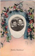 Carte Photo De Deux Jeune Garcon Posant Dans Une Carte Porte Bonheur - Personnes Anonymes