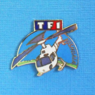 1 PIN'S //  ** HÉLICOPTÈRE BLANCHE / TF1 / USHUAÏA ** . (LMI Paris) - Luftfahrt