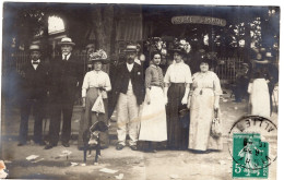 Carte Photo De Femmes élégante Avec Des Hommes Et Un Chien Devant La Source De L'Hopital A Vichy En 1911 - Anonymous Persons