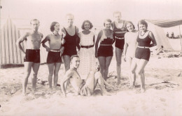 Carte Photo De Femmes élégante En Maillot De Bain Avec Des Hommes Musclé A La Plage Vers 1930 - Anonymous Persons