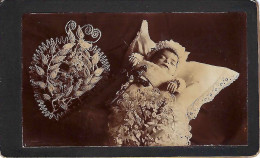 Photo Originale Bébé Dans L'autre Monde Avec Croix Photo De Cabinet RR - Alte (vor 1900)