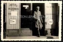 METZ - RUE PASTEUR - LE CECIL HOTEL LOGE DES OFFICIERS - UN OFFICIER ALLEMAND SORT DE L' HOTEL - VERS 1940 - Metz