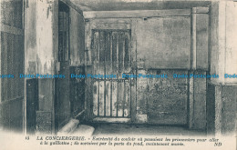 R028892 La Conciergerie. Extremite Du Couloir Ou Passaient Les Prisonniers Pour - Monde