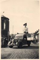 Photo St Jans-Cappel Reuze Maman Derrière Camionnette Ancienne (Renault ?) écrit Au Dos 1949 Ou 1950 - Auto's