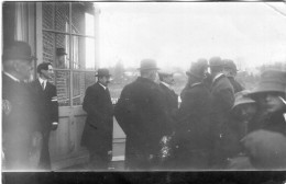 Carte Photo D'homme D'une Association Catholique Des Jeunesse Picarde Devant Un Batiment En 1913 - Anonymous Persons