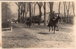 Carte Photo D'homme Sur Leurs Chevaux Galopant Dans Un Haras - Anonymous Persons