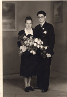 Carte Photo D'un Couple élégant Avec Des Fleurs Posant Dans Un Studio Photo En 1951 - Anonymous Persons