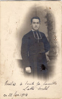 Carte Photo D'un Homme D'église ( L'Abbé Pontel ) Posant Dans Un Studio Photo En 1904 - Anonieme Personen