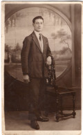 Carte Photo D'un Homme élégant Posant Avec Dans Un Studio Photo En 1921 - Anonieme Personen