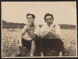 Jolie Photographie De Deux Hommes Japonais En Train De Fumer Une Cigarette, Smoking, 8,2 X 6,2 Cm Japan Japon - Orte