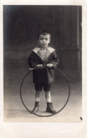 Carte Photo D'un Petit Garcon élégant Avec Sont Cerceau Posant Dans Un Studio Photo - Anonymous Persons