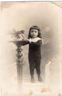 Carte Photo D'un Petit Garcon élégant Posant Dans Un Studio Photo - Anonymous Persons