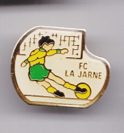 Pin's F C La Jarne  En Charente Maritime Dpt 17 Joueur De Football Réf 3040 - Voetbal