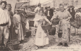 Marseille, Groupe De Poissonnières Sur Le Quai - Autres & Non Classés