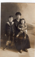 Carte Photo D'une Femme élégante Avec Ces Deux Enfant Posant Dans Un Studio Photo - Anonyme Personen