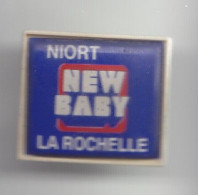 Pin's New Baby Niort La Rochelle En Charente Maritime Dpt 17   Réf 3610 - Città