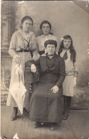 Carte Photo D'une Femme élégante Avec Ces Trois Jeune Filles Posant Dans Un Studio Photo - Anonyme Personen