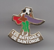 Pin's Groupe Folklorique Les Bategails De Saintonge à Saint Romain De Benet En Charente Maritime Dpt 17  Réf 2617 - Städte