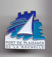 Pin's Port De Plaisance La Rochelle En Charente Maritime Dpt 17 Voilier Réf 4018 - Città