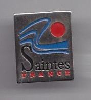 Pin's  Saintes En Charente Maritime Dpt 17 L' Emblème De La Ville Réf  2191 - Città