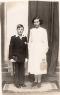 Carte Photo D'une Jeune Fille élégante Avec Un Jeune Garcon Posant Dans Un Studio Photo - Anonyme Personen