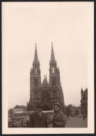 Jolie Photographie D'un Couple Posant à Ostende Oostende Belgique Devant L'église Saint Paul Et Saint Pierre 8,8x12,6cm - Orte