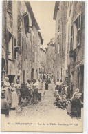 D 83.  DRAGUIGNAN. RUE DE LA VIEILLE BOUCHERIE. CARTE BIEN ANIMEE - Draguignan