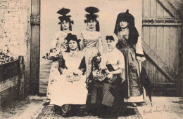 FOLKLORE _S28587_ Groupe De Femmes Posant Pour La Photo - En L'état Pli - Kostums