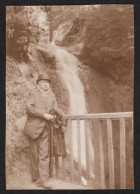 Jolie Photo D'un Homme Posant Devant La Cascade Du Plat à Barbe, Auvergne Août 1918, 5,7 X 8,2 Cm - Plaatsen