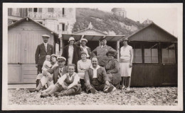 Jolie Photo De Juillet 1930, Groupe à La Plage De Mers Les Bains Somme Hauts De France, 11 X 6,6 Cm - Orte