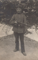 1.WK Soldaten-Portrait Mit Waffe Feldpgl1914 #E0638 - Otros & Sin Clasificación