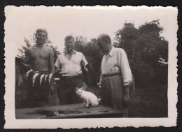 Jolie Photo De 3 Hommes Dont Un Torse Nu Posant Avec Le Butin De Pêche Et Un Chat, Half Naked Sexy Man 8,7 X 6,1 Cm - Orte