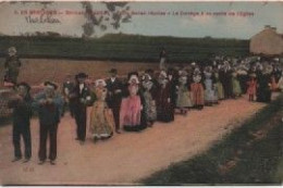 MORBIHAN-Environs D'Auray-Trois Noces Réunies-Le Cortège à Sa Sortie De L'Eglise (colorisé) 1 - Auray