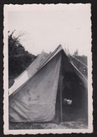 Jolie Photographie D'une Femme Buvant Un Café Sous Sa Tente, Camping à Boissy L'Allerie, 13 Août 1950 Val D'Oise 6x8,5cm - Plaatsen